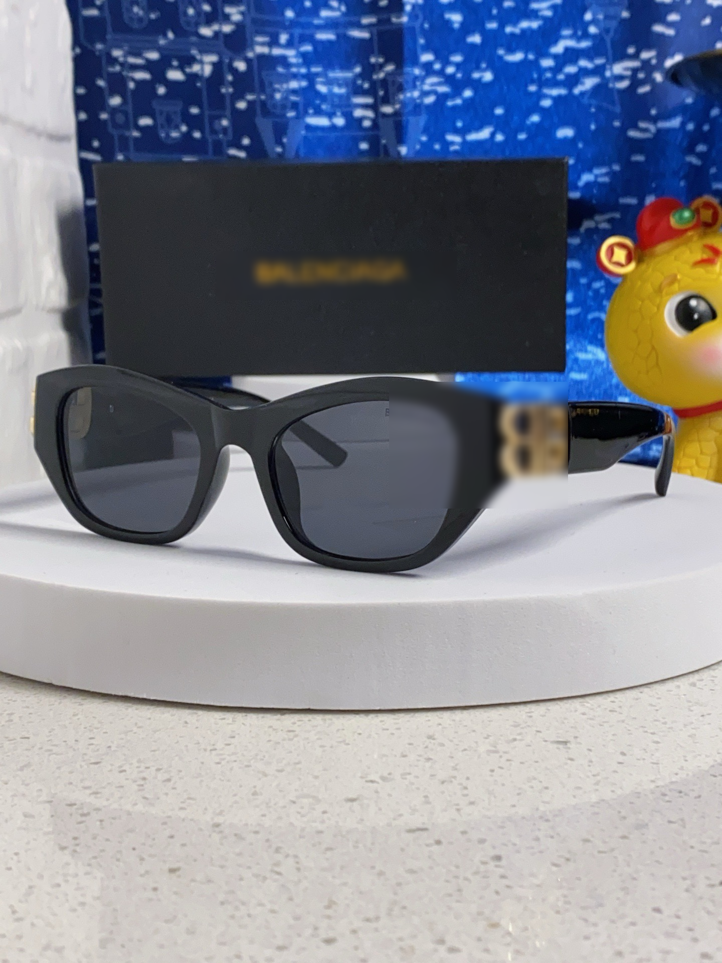 DESIGNER SUNGLASSES